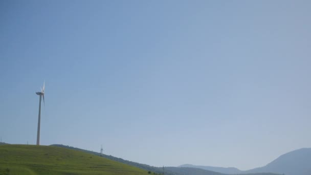 风力涡轮机在山顶上工作 — 图库视频影像