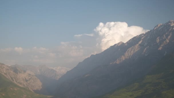 Nubes Sobre Las Montañas Valle Día Primavera — Vídeos de Stock