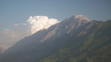 Dağların tepesinde ve vadide bir bahar günü bulutlar.