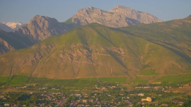 Dağın Eteğindeki Küçük Kasaba Bahar Günü Drone Kamerası — Stok video