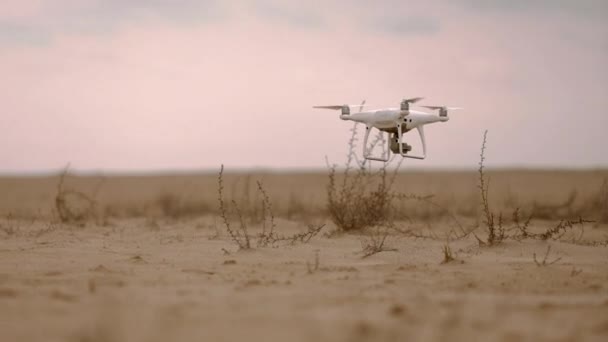 Drohne Fliegt Bei Trübem Wetter Tief Über Dem Wüstenland — Stockvideo