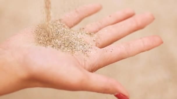 Sand Gleitet Durch Seine Finger Bewölkter Tag Nahaufnahme — Stockvideo