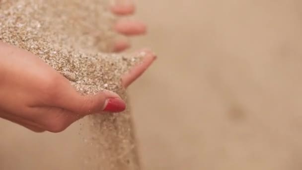 沙子从女人的手指上滑落 阴天特写 — 图库视频影像