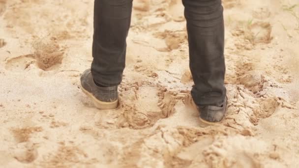 Человек Проходит Через Пустыню Официальной Одежде Ноги Крупным Планом — стоковое видео