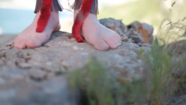 Dívky Bosé Nohy Domorodých Amerických Přisedlin Skalách — Stock video