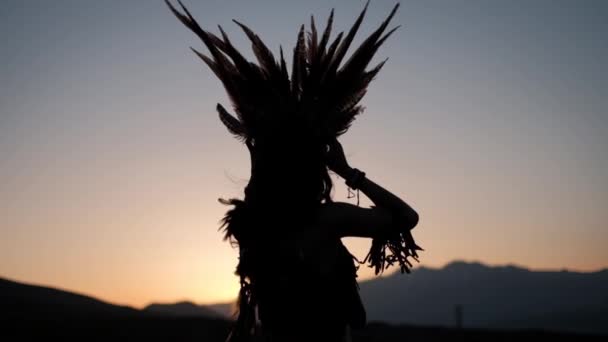 Chica Nativa Americana Gorro Guerra Silhoulete Oscuro Sol — Vídeo de stock