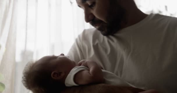 Homem Médio Oriente Vestindo Camiseta Branca Com Bebê Nas Mãos — Vídeo de Stock