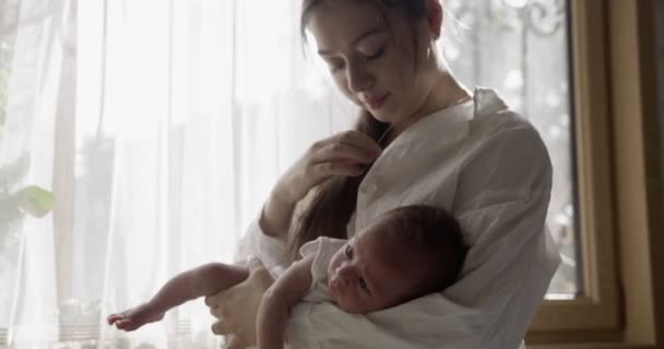 Madre Vistiendo Camisa Blanca Sostiene Bebé Las Manos Primer Plano — Vídeos de Stock