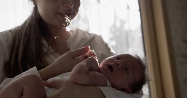 Mãe Vestindo Camisa Branca Segura Bebê Mãos Fecha Porta Indoor — Vídeo de Stock