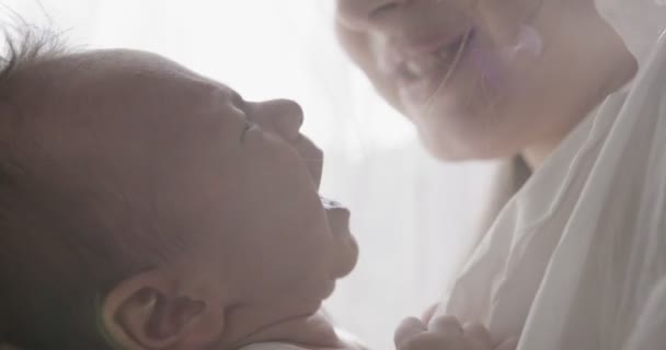 Moeder Met Wit Shirt Houdt Baby Handen Een Close Binnenschot — Stockvideo