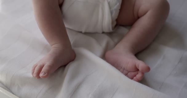 Bambino Neonato Vestito Corpo Bianco Trova Sul Retro Lenzuolo Bianco — Video Stock