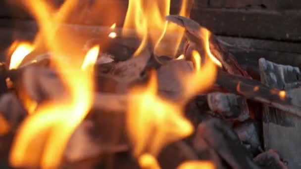 Hořící Dřevěné Uhlí Grilu Zataženo Fotoaparátem Zpomalený Pohyb — Stock video