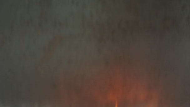 Hořící Dřevěné Uhlí Grilu Zataženo Fotoaparátem Zpomalený Pohyb — Stock video