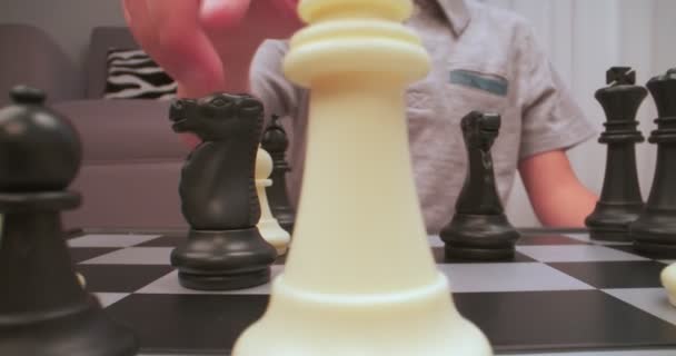 Pojken Spelar Schack Chess Figurerar Extrem Närbild Inspelning Schackbrädet Rörlig — Stockvideo