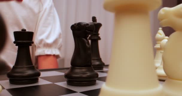 여자는 체스를 체스가 막히는 것같아 레벨에 촬영되었습니다 카메라 — 비디오