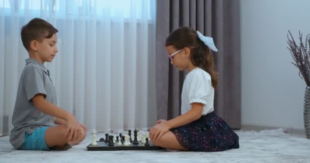 Мальчик Девочка Играют Шахматы Сидя Полу Мальчик Синей Короткой Серой — стоковое видео