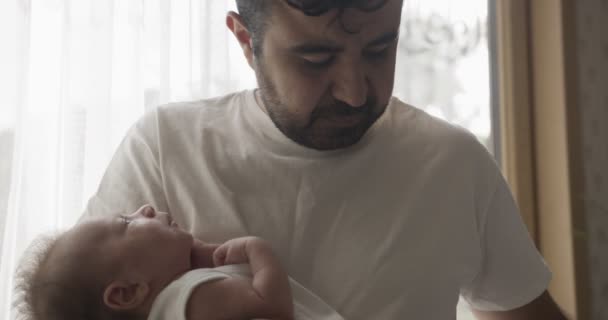 Homem Médio Oriente Vestindo Camiseta Branca Com Bebê Nas Mãos — Vídeo de Stock