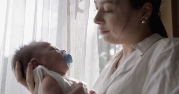 Madre Che Indossa Camicia Bianca Tiene Bambino Sulle Mani Primo — Video Stock