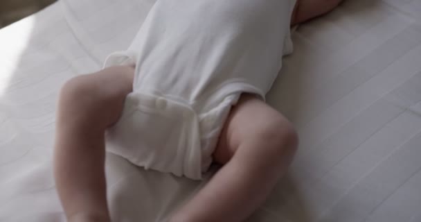 Menino Recém Nascido Vestido Corpo Branco Jaz Parte Trás Lençol — Vídeo de Stock