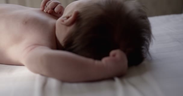 알몸으로 태어난 아기가 침대보 인도어 클로즈업 — 비디오
