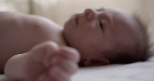 Újszülött Meztelen Kisfiú Hátán Fekszik Fehér Lepedőn Beltéri Felvétel Közelkép — Stock videók