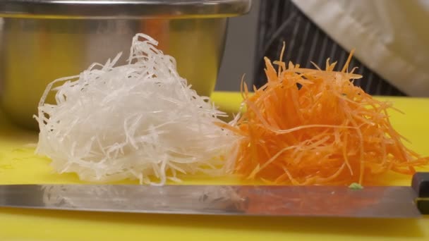 Daikon Cenoura Conserva Agurula Estão Sendo Preparadas Para Salada Tábua — Vídeo de Stock