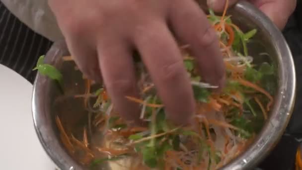 Chief Maakt Salade Metalen Kom Mengen Daikon Agurula Gepekelde Wortel — Stockvideo