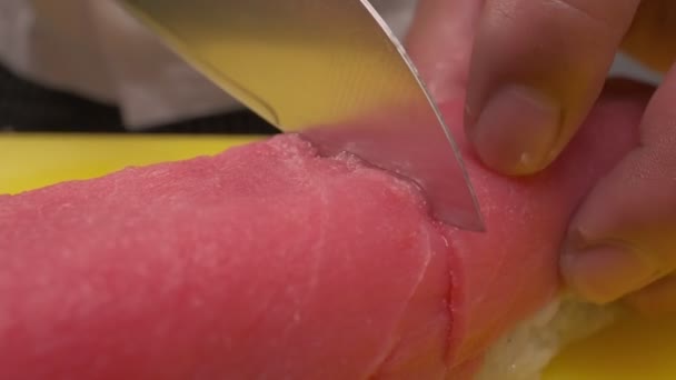 寿司ロールを作る チーフはナイフで寿司ロールを切っています — ストック動画