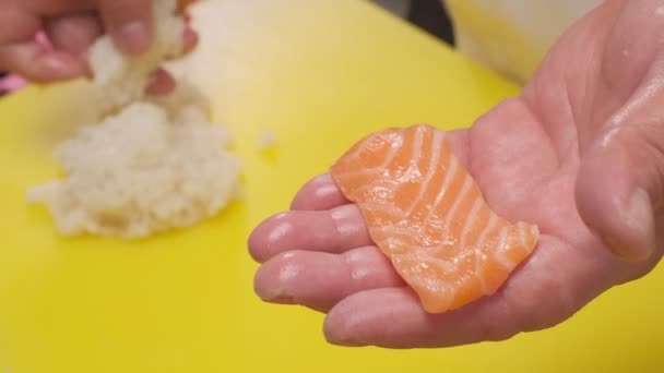 Suşi Yapıyorum Şefin Elinde Bir Parça Somon Balığı Yakın Çekim — Stok video