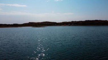 Güneşli bir yaz gününde drone uçuşu. Yavaş çekim