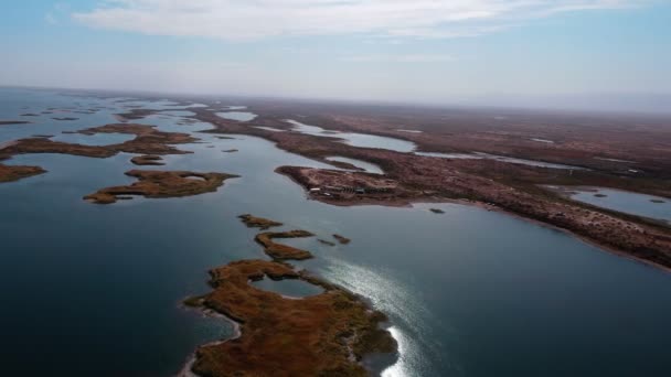 Drönarflygning Över Lugn Sjö Solnedgången Långsamma Rörelser — Stockvideo