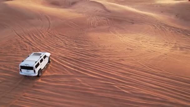 Uitzicht Vanaf Een Drone Een Auto Rijdend Door Zandduinen Woestijn — Stockvideo