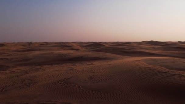 Vuelo Con Drones Dunas Arena Desértica Atardecer Vista Aérea — Vídeo de stock