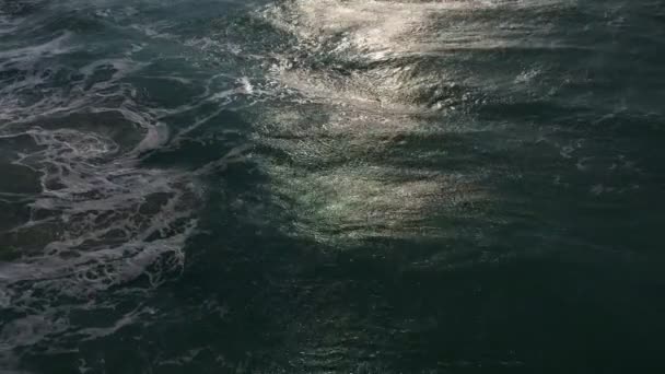 Drone Atira Raios Sóis Refletidos Nas Ondas Espumosas Mar Movimento — Vídeo de Stock