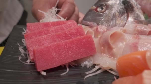 Fazendo Decoração Sushi Com Daikon Folhas Peixes Cortados Com Cabeça — Vídeo de Stock