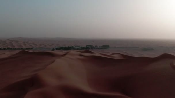 Vol Drone Homme Debout Sur Une Grande Dune Sable Dans — Video