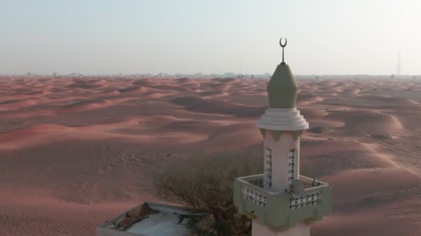 Drone Che Sorvola Minareto Solitario Nel Deserto Degli Emirati Arabi — Video Stock