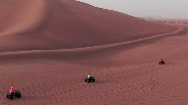 Політ Безпілотника Над Караваном Квадроциклів Пустелі Тлі Гір — стокове відео