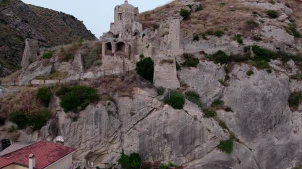 Κηφήνας Που Πετά Πάνω Από Ένα Ερειπωμένο Κάστρο Στην Αμαντέα — Αρχείο Βίντεο
