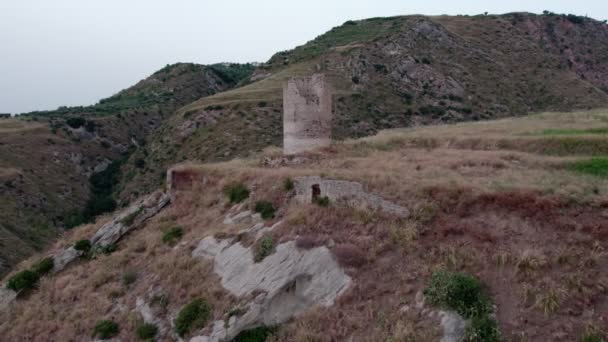 イタリア アマンテアの廃墟となった城の塔へのドローン飛行 — ストック動画