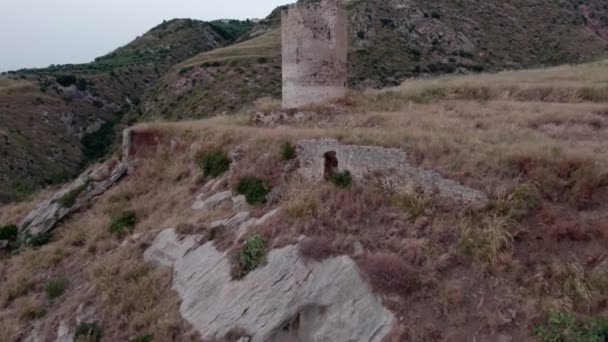 无人机飞往意大利阿曼茶被毁的城堡塔 — 图库视频影像
