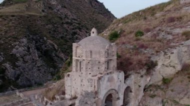 İtalya, Amantea 'daki harabe bir şatonun üzerinde insansız uçak. Şehrin çevresindeki panorama.
