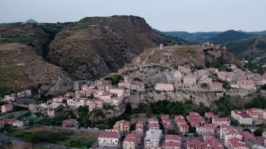 İtalya, Amantea 'daki harabe bir şatonun üzerinde insansız uçak. Şehrin çevresindeki panorama.