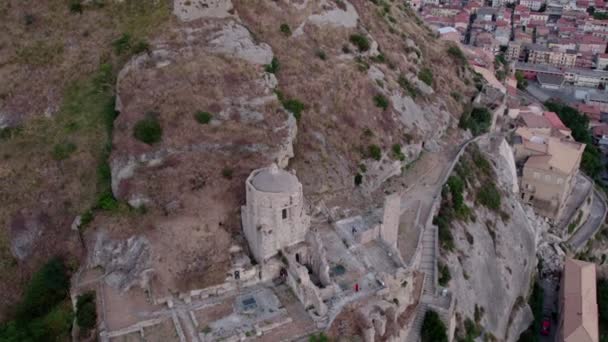 无人机飞越了意大利阿曼茶一座被毁的城堡全市的全景 — 图库视频影像