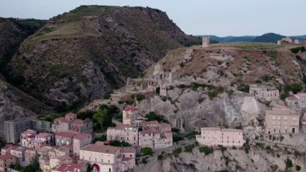 Drönarflyg Över Ett Ruinerat Slott Amantea Italien Panorama Staden Runt — Stockvideo