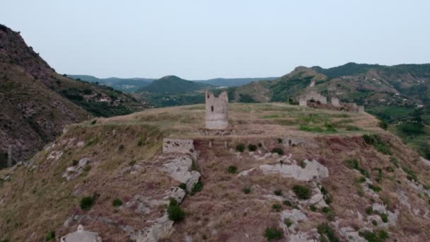 Drone Flyby Genom Förstört Historiskt Torn Amantea Italien — Stockvideo