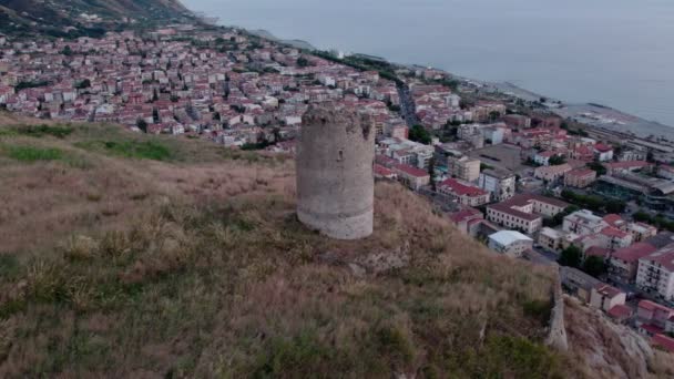 Беспилотник Пролетает Через Разрушенную Башню Замка Панорамой Города Амантея Италия — стоковое видео
