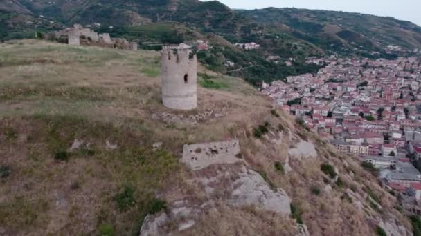 Drone Flyby Runt Det Förstörda Slottstornet Med Panorama Över Staden — Stockvideo