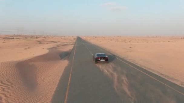 Drone Derrière Une Voiture Conduisant Long Une Route Remplie Sable — Video