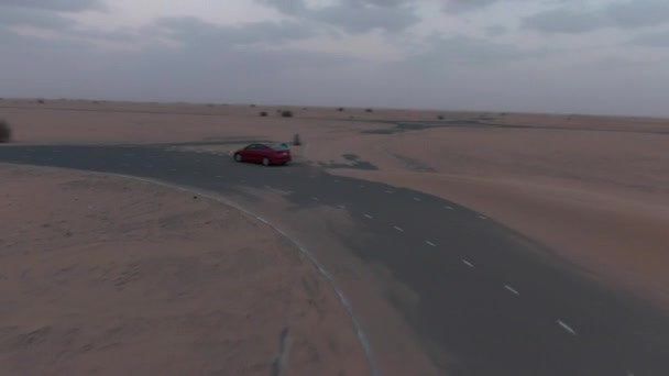 Dron Samochodem Jadącym Wzdłuż Drogi Wypełnionej Piaskiem Pośród Wydm Pustyni — Wideo stockowe